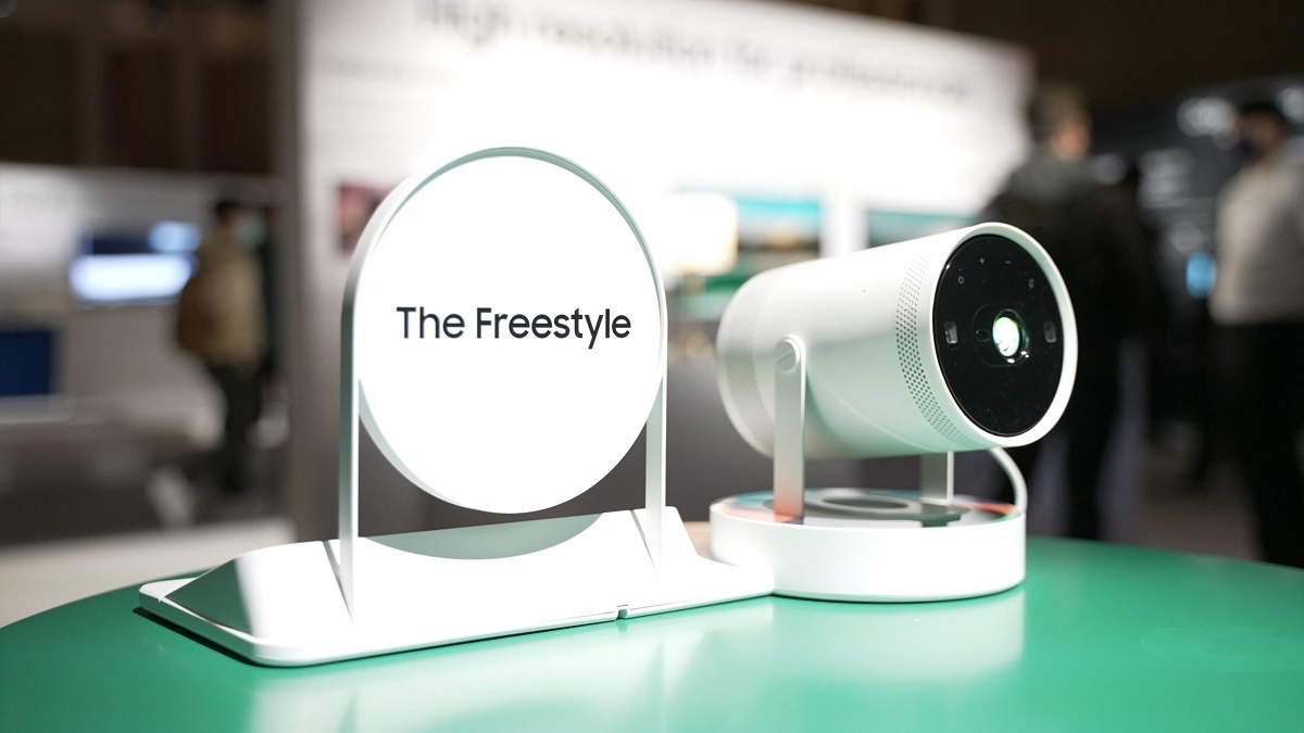 Den bärbara projektorn Samsung Freestyle Gen 2 med SolarCell Remote och Gaming Hub kan beställas för 800 USD
