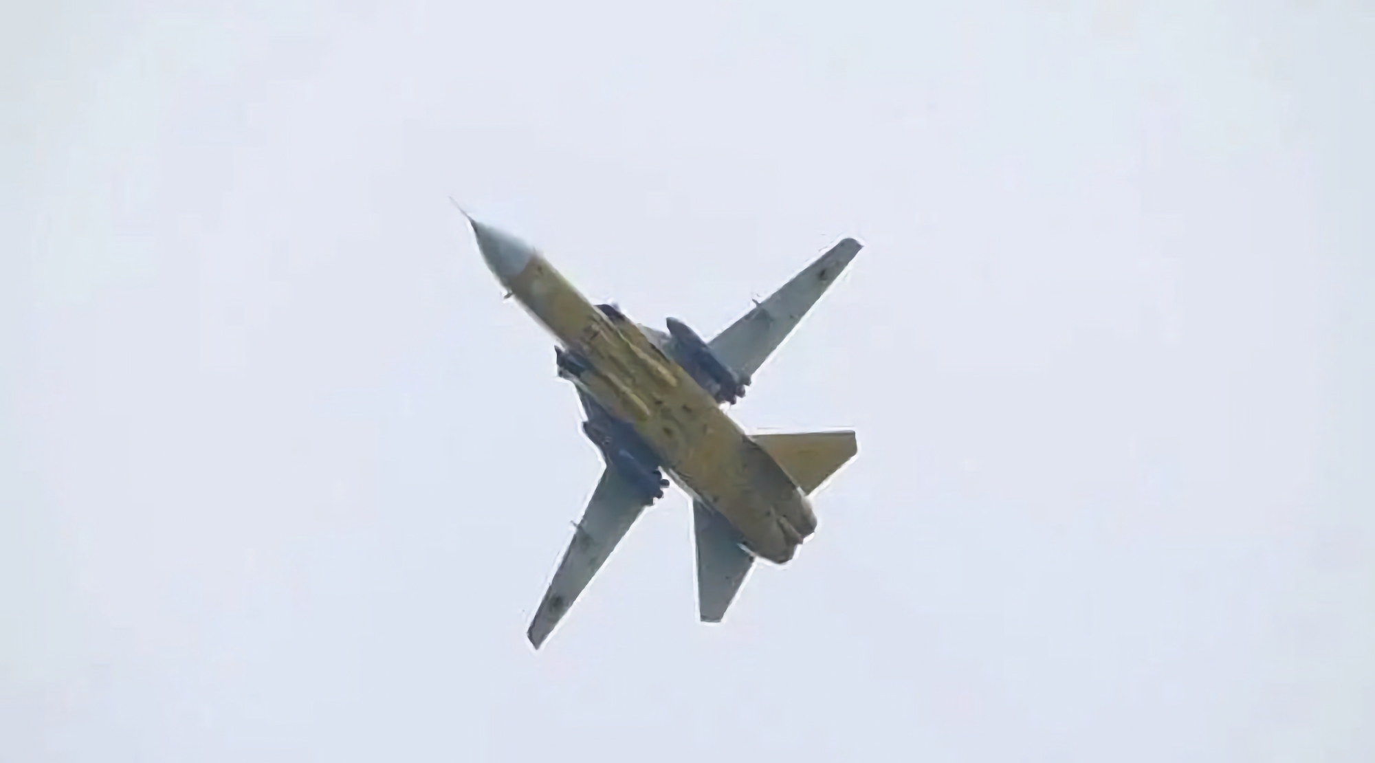 Ukrainskt Su-24M attackflygplan med Storm Shadow-missiler visas på video
