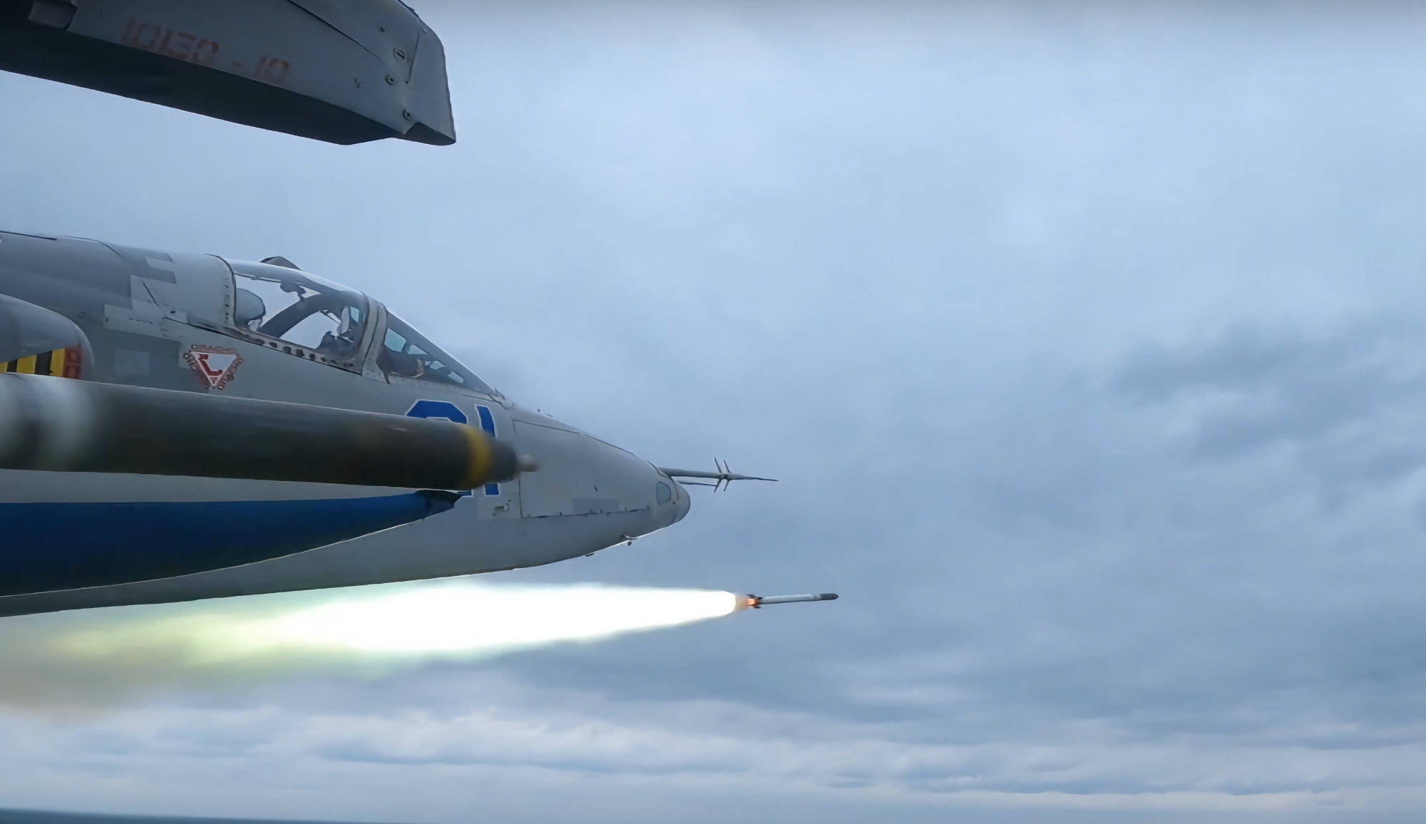 Ukrainas väpnade styrkor visar Su-25 attackflygplan som avfyrar Zuni-missiler mot ockupanternas positioner (video)