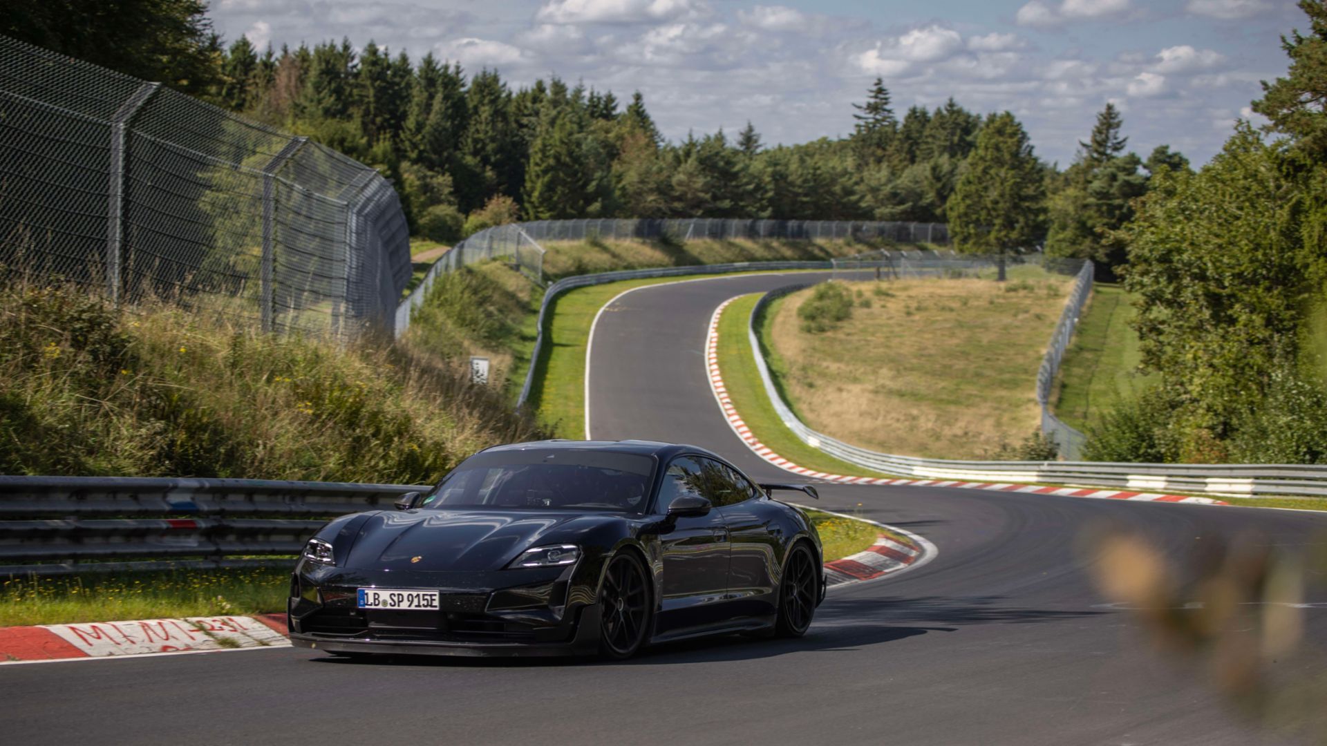 18 sekunder snabbare än Tesla Model S Plaid: Porsche testade den elektriska sportbilen Taycan Turbo GT på Nürburgring