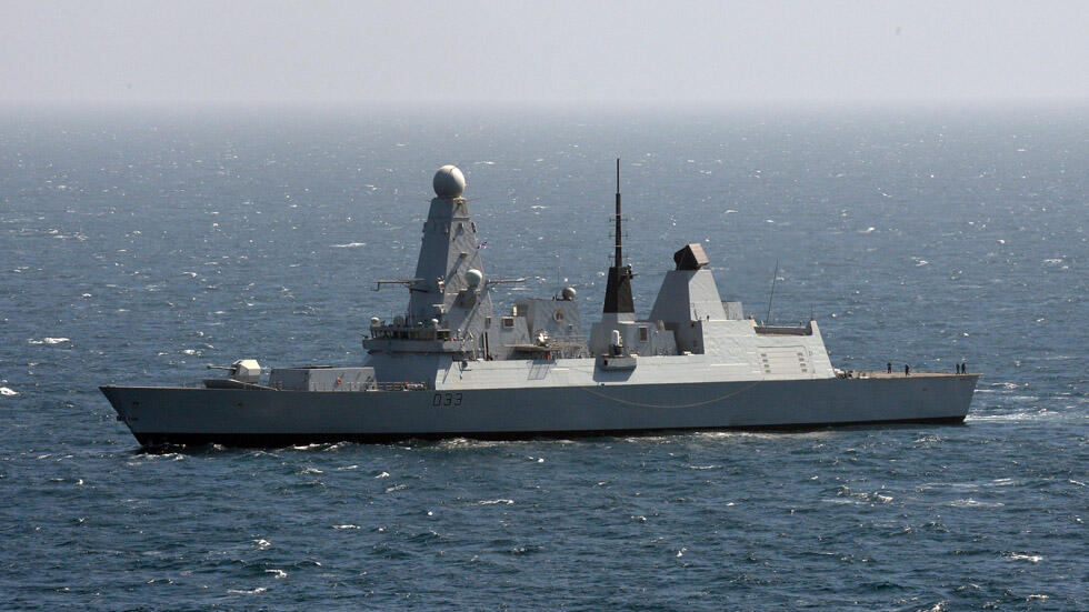 Den moderniserade jagaren HMS Dauntless seglar in i Karibien för att testa nya motorer i varma vatten