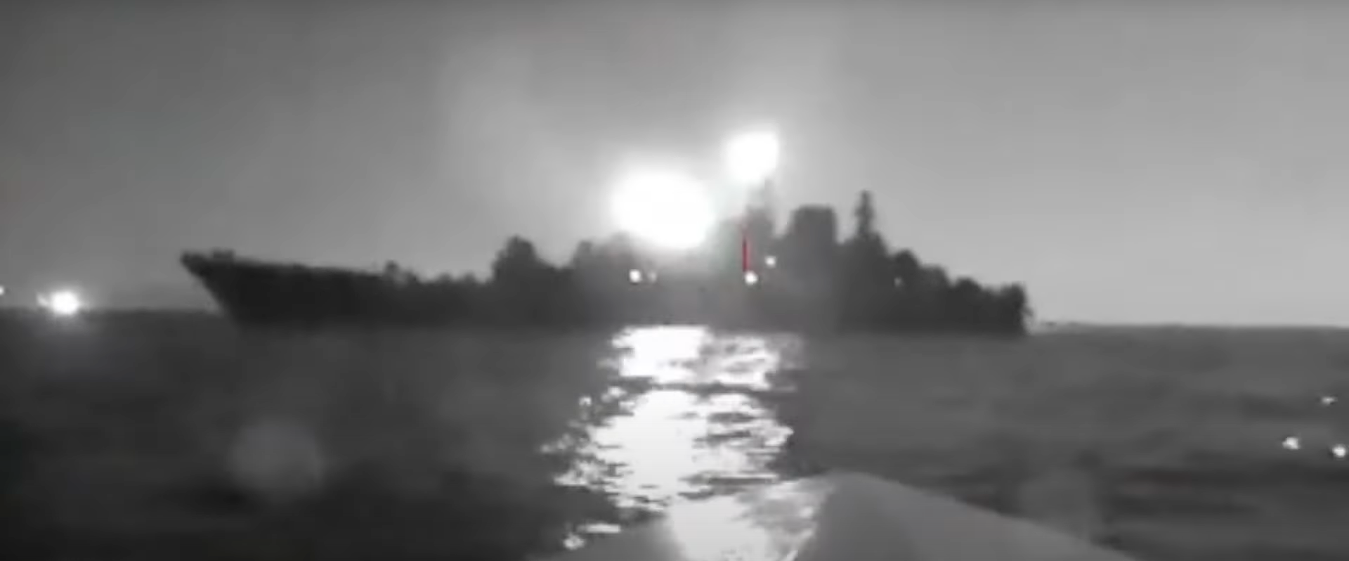 En video från en marin drönare som attackerade det stora ryska landningsfartyget Olenegorsk Miner har dykt upp på Internet