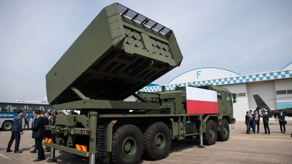 Polen visar för första gången Sydkoreas missilsystem K239 Chunmoo på ett polskt Jelcz 8x8-chassi