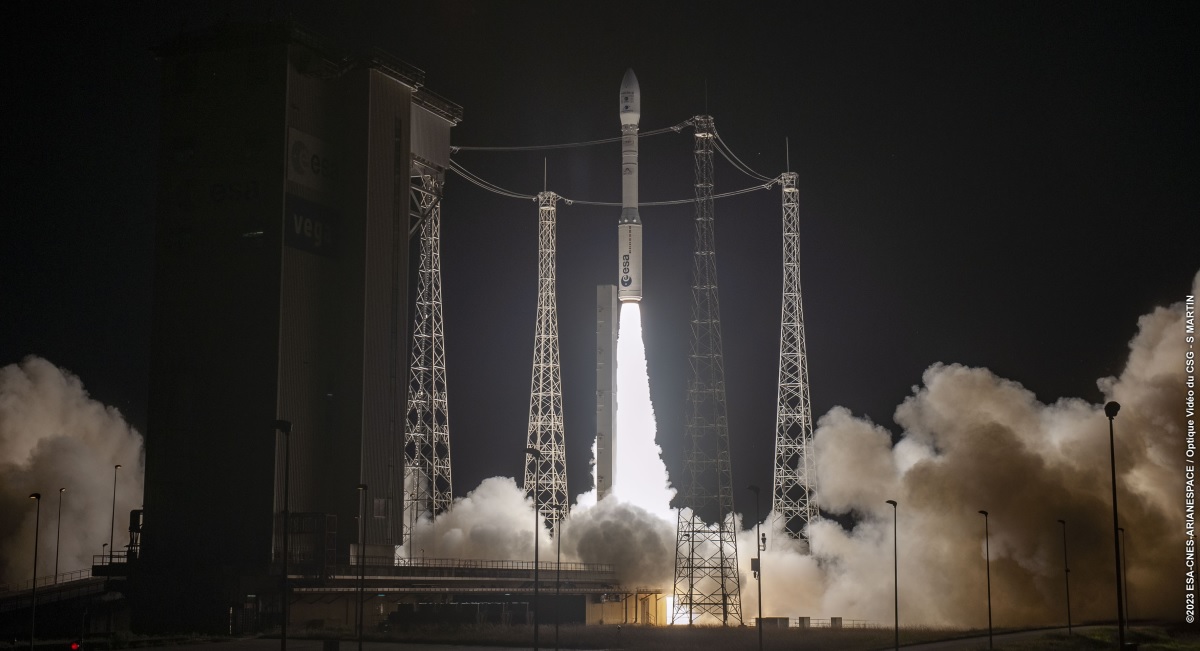 Europas Vega-raket gjorde sin första flygning sedan slutet av 2021 och sköt framgångsrikt upp 12 satelliter som väger mer än 1 200 kg i omloppsbana