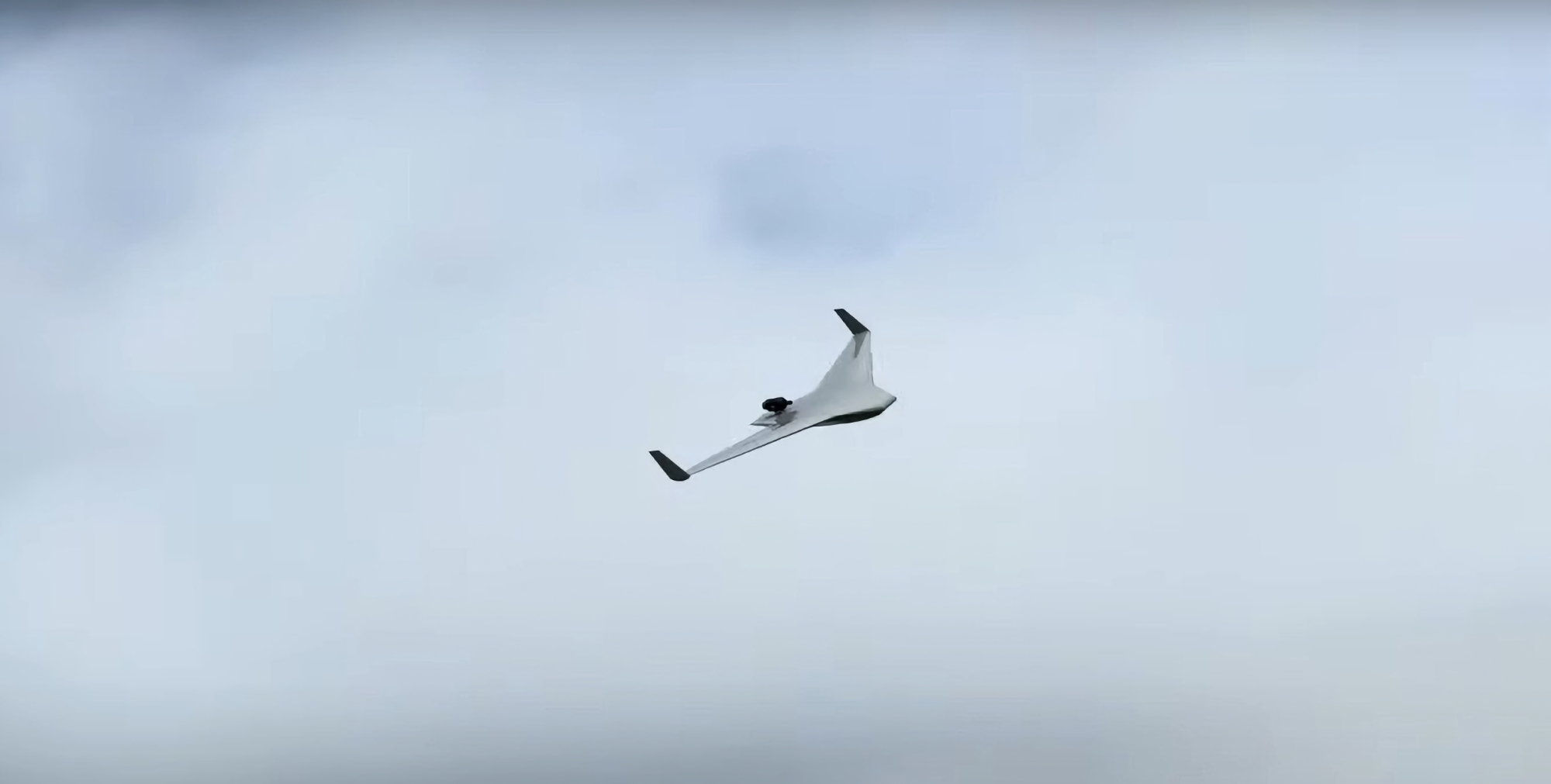 EOS Technologie har presenterat Veloce 330: en jetdriven UAV med vertikal start- och landningsteknik som kan nå hastigheter på upp till 400 km/h