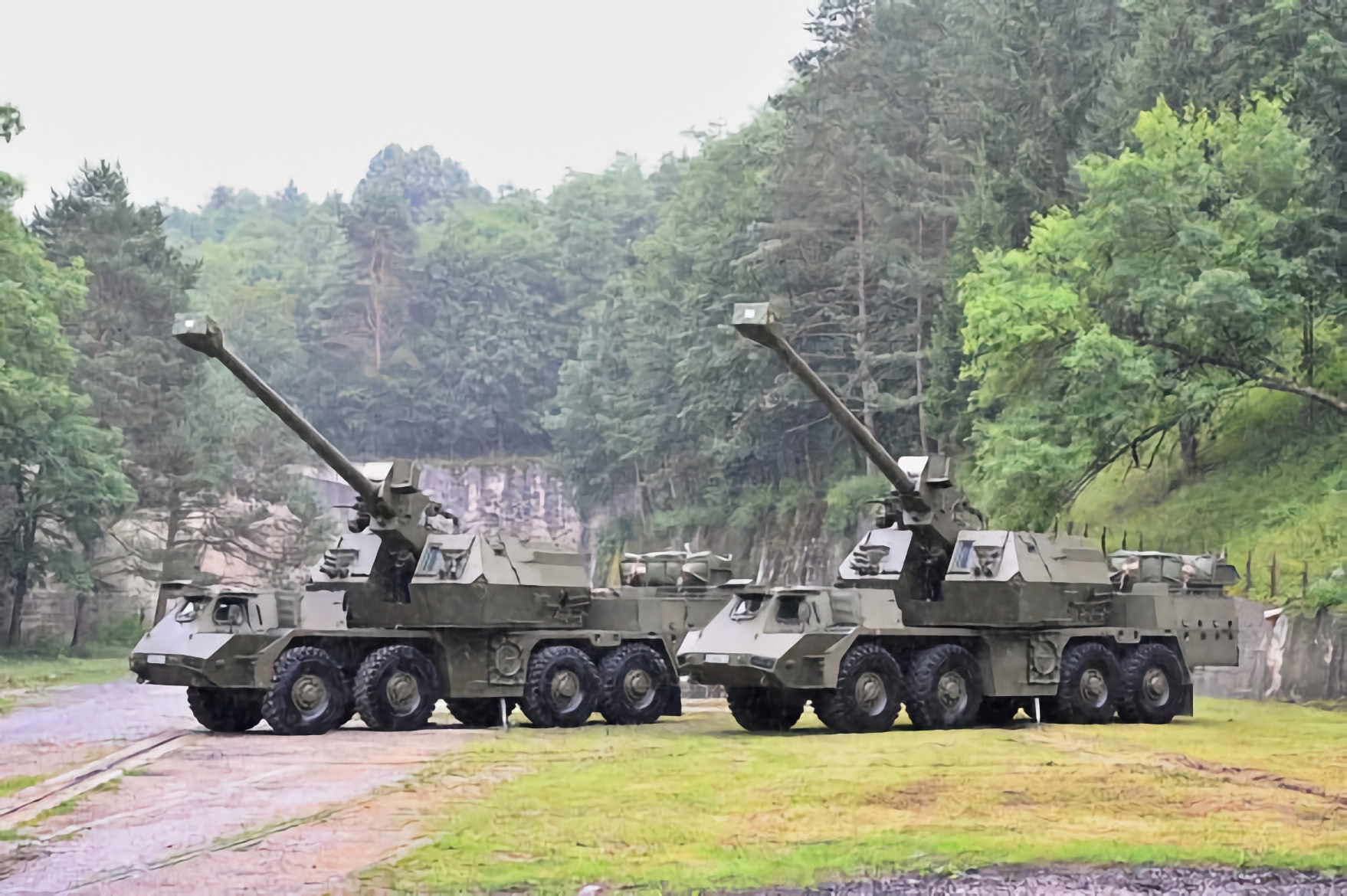 Slovakien har överlämnat de två första Zuzana 2 självgående artillerienheterna till de ukrainska väpnade styrkorna enligt ett kontrakt värt 90 miljoner euro