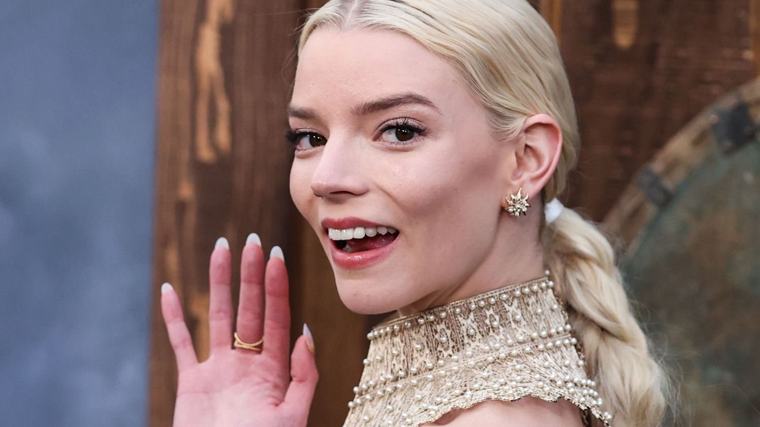 Skådespelerskan Anya Taylor-Joy kunde inte ta selfies med ett fan eftersom hon inte kunde räkna ut sin Android-smartphone (video)