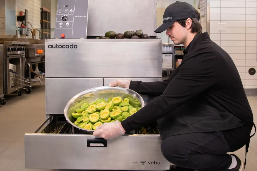 Chipotle använder en robot för att skala avokado för att snabba upp tillagningen av guacamole