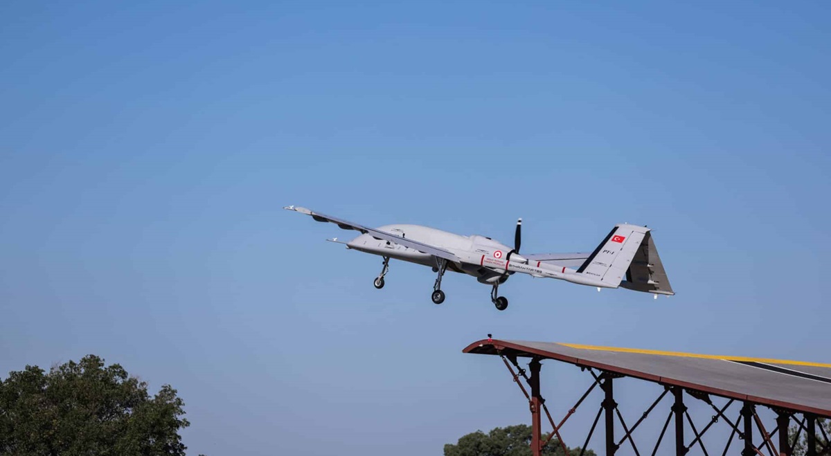 Bayraktar TB3 deck strike drone skjuts upp från ett backhopp för första gången