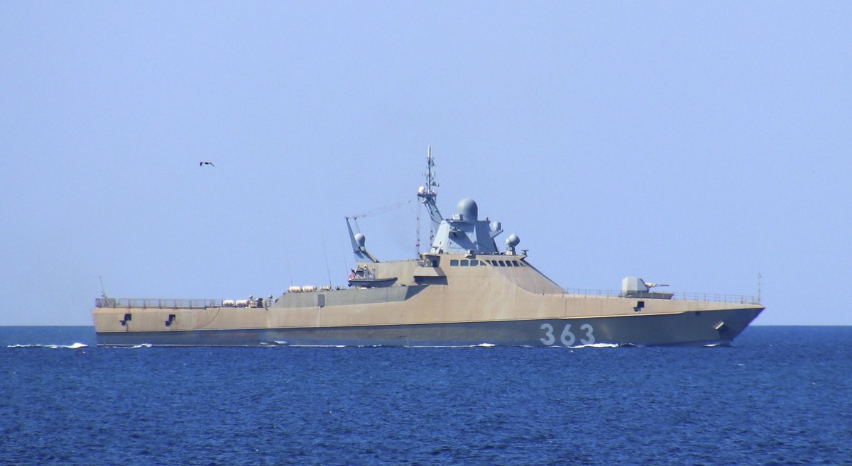 Det nya ryska fartyget Pavel Derzhavin, som kan bära Kalibr kryssningsmissiler och Kh-35 sjömålsrobotar, har exploderat på sin egen mina nära Krim