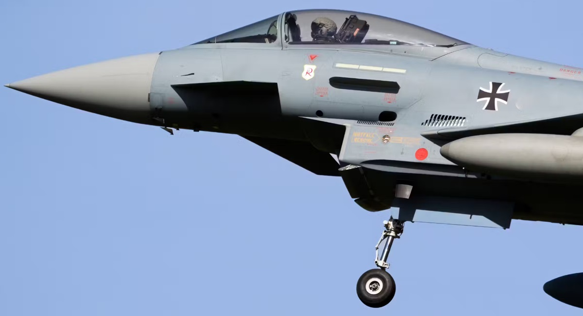 Tyskt stridsflygplan av typen Eurofighter Typhoon skadat efter kollision med drönare