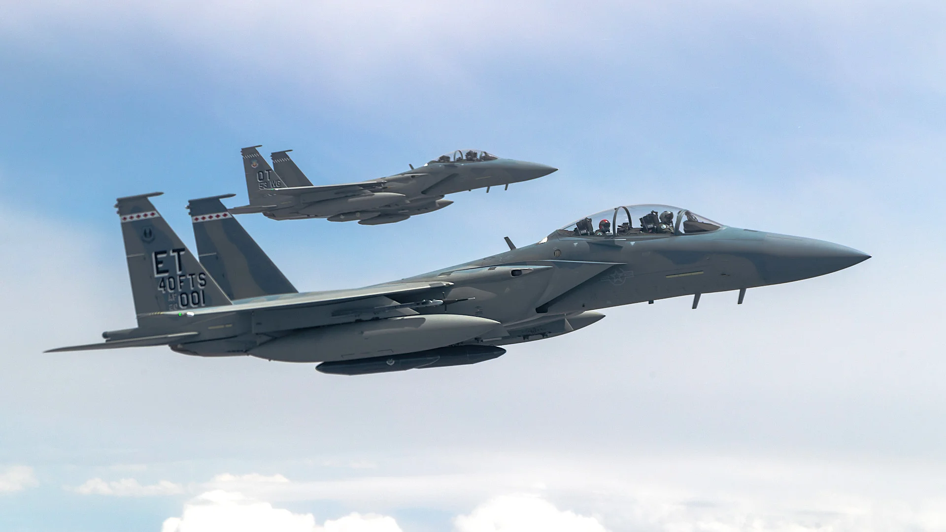 De första fyra omgångarna av moderniserade F-15EX Eagle II-jaktplan kommer fortfarande att sakna externa bränsletankar men kommer att kunna bära fler missiler