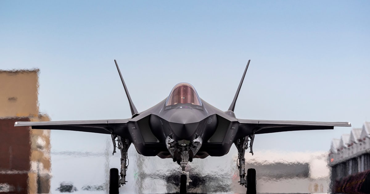 Lockheed Martin vill underteckna ett kontrakt i år för att tillverka hundratals nya femte generationens F-35 Lightning II stridsflygplan