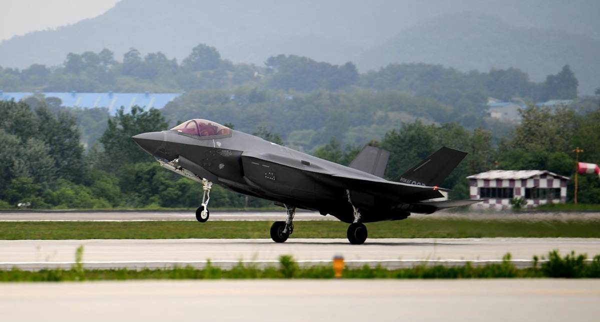 Republiken Korea skrotar femte generationens stridsflygplan F-35 Lightning II för nästan 100 miljoner dollar efter kollision med en örn