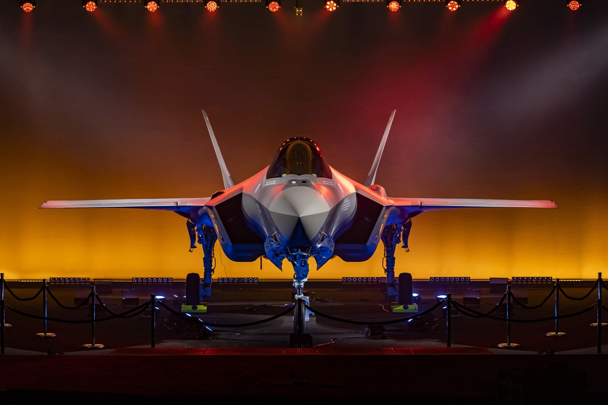 Lockheed Martin har presenterat det första femte generationens F-35 Lightning II stridsflygplan för det belgiska flygvapnet