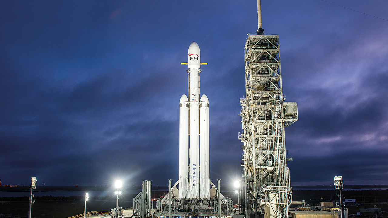 SpaceX fick 155 miljoner dollar för att skjuta upp Boeings hemliga X-37B-banedrönare med en Falcon Heavy-raket