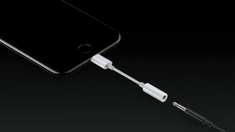 Apple upphör med Lightning-adapter för 3,5 mm hörlursuttag som följde med iPhone 7 2016