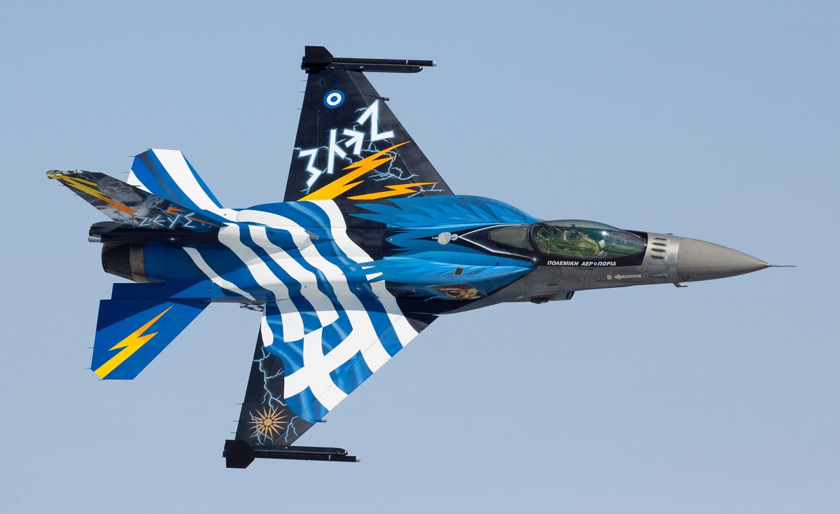 Greklands flygvapen evakuerar dussintals amerikanska stridsflygplan av typen F-16 Fighting Falcon på grund av brand och explosioner i en ammunitionsdepå nära en militärbas
