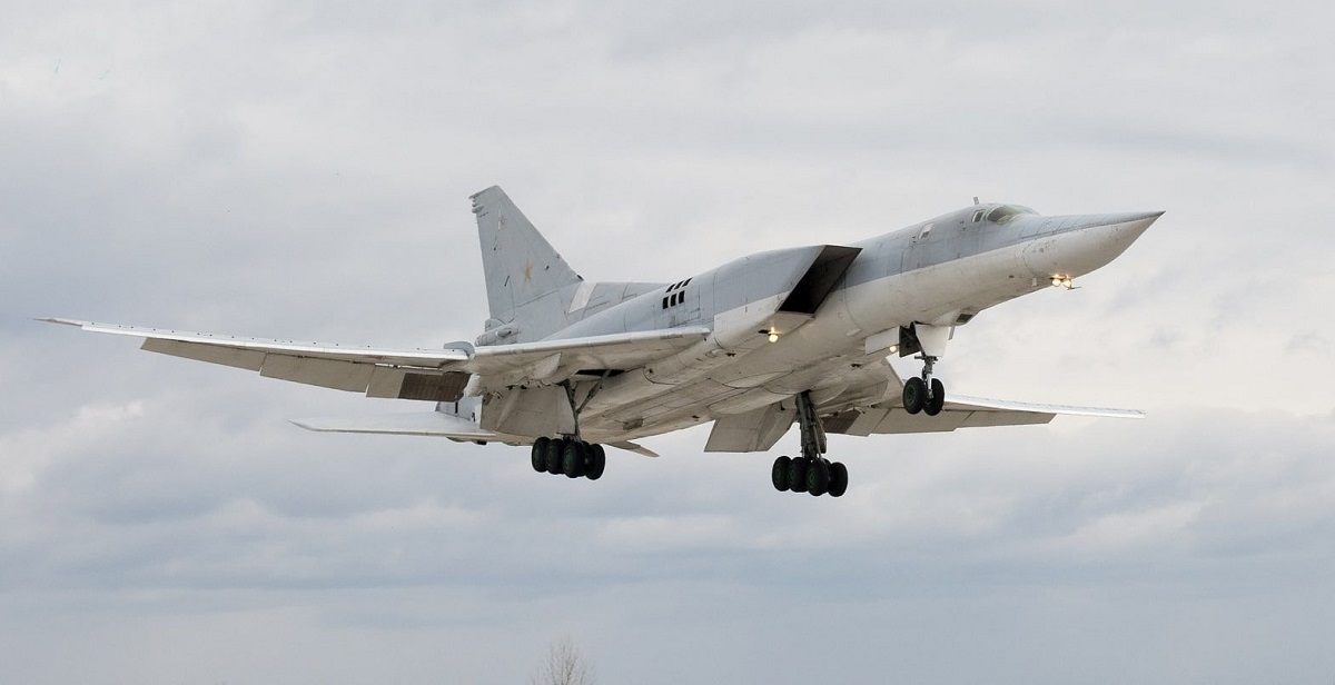 En drönarattack skulle ha kunnat träffa överljudsbombplan med kärnvapenkapacitet av typen Tu-22M3 på en militärbas i Ryssland