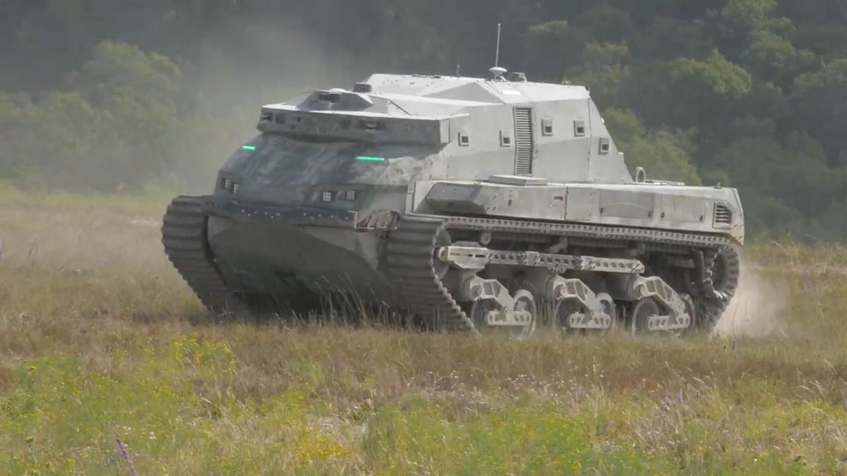 DARPA har testat ett tankliknande robotfordon som kallas RACER Heavy Platform