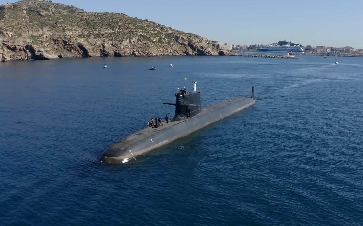 Den nya spanska ubåten Isaac Peral har för första gången dykt till ett maximalt djup på 460 meter