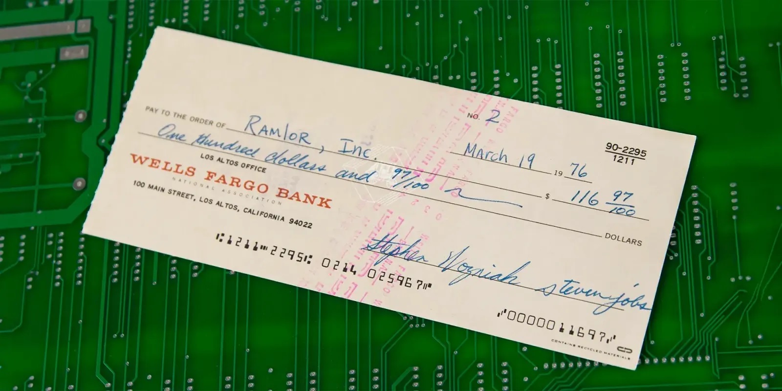En Apple-check från 1976 signerad av Jobs och Wozniak såldes på auktion för 135 000 dollar