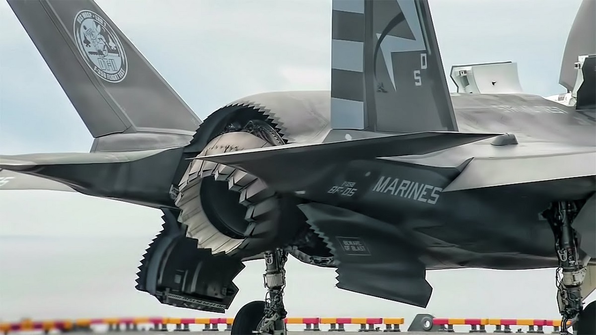 Lockheed Martin föreslår att olika motorer ska användas i femte generationens F-35 Lightning II-plan, även om detta skulle leda till ytterligare kostnader i miljardklassen