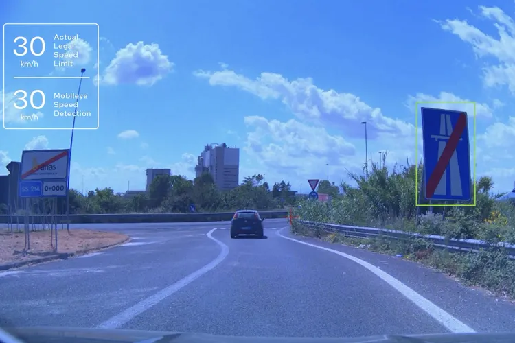Mobileye lär artificiell intelligens att läsa vägskyltar för att reglera bilars hastighet