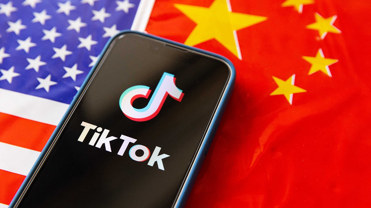 TikTok mellan två flaggor: hur politik påverkar teknikvarumärken