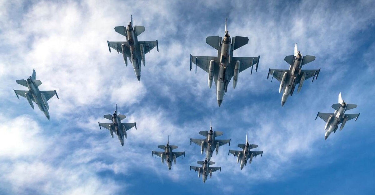 Ukraina får 42 amerikanska fjärde generationens F-16 Fighting Falcon-jaktplan efter pilotutbildning