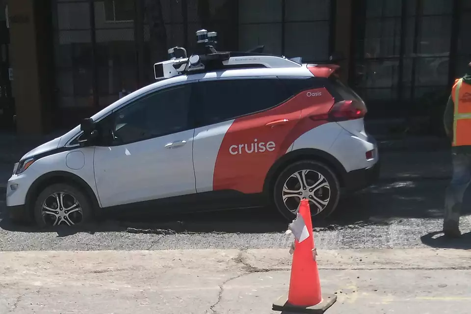 Cruises obemannade taxi fastnar i våt cement i San Francisco