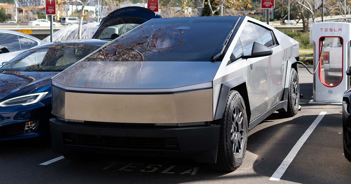 Tesla Cybertruck i aktion: hur den elektriska pickupen laddar vid en Supercharger-station