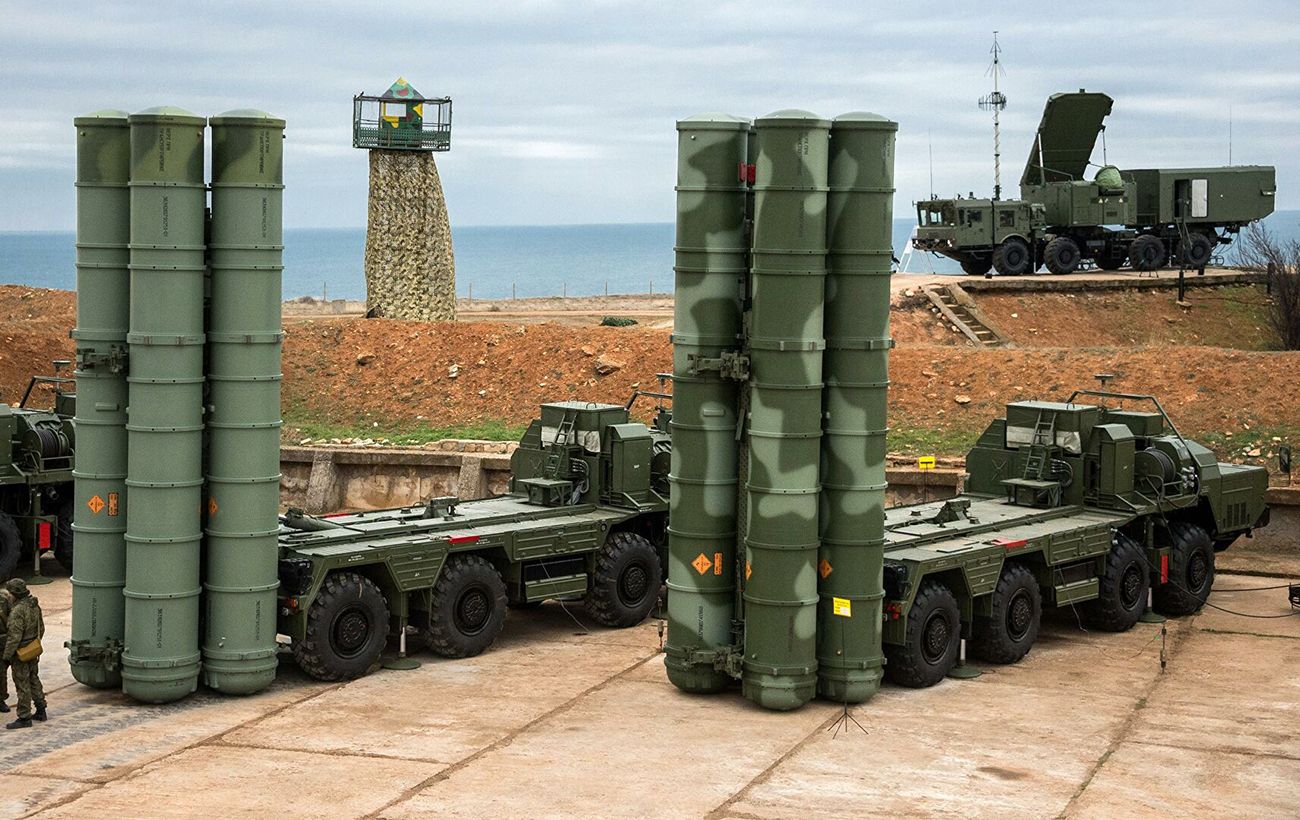 Ukrainas säkerhetstjänst och flottan använde drönare och kryssningsrobotar av typen Neptun för att förstöra luftvärnssystemet Triumf på Krim, som kostade 1,2 miljarder USD