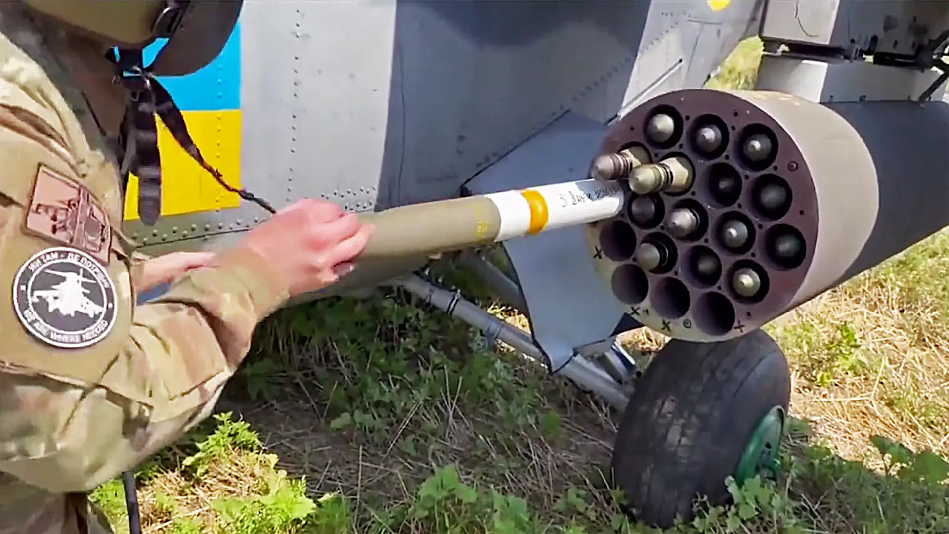 Ukrainas väpnade styrkor visade lastningen av amerikanska Hydra-missiler i M261-raketgeväret på en Mi-24V-helikopter