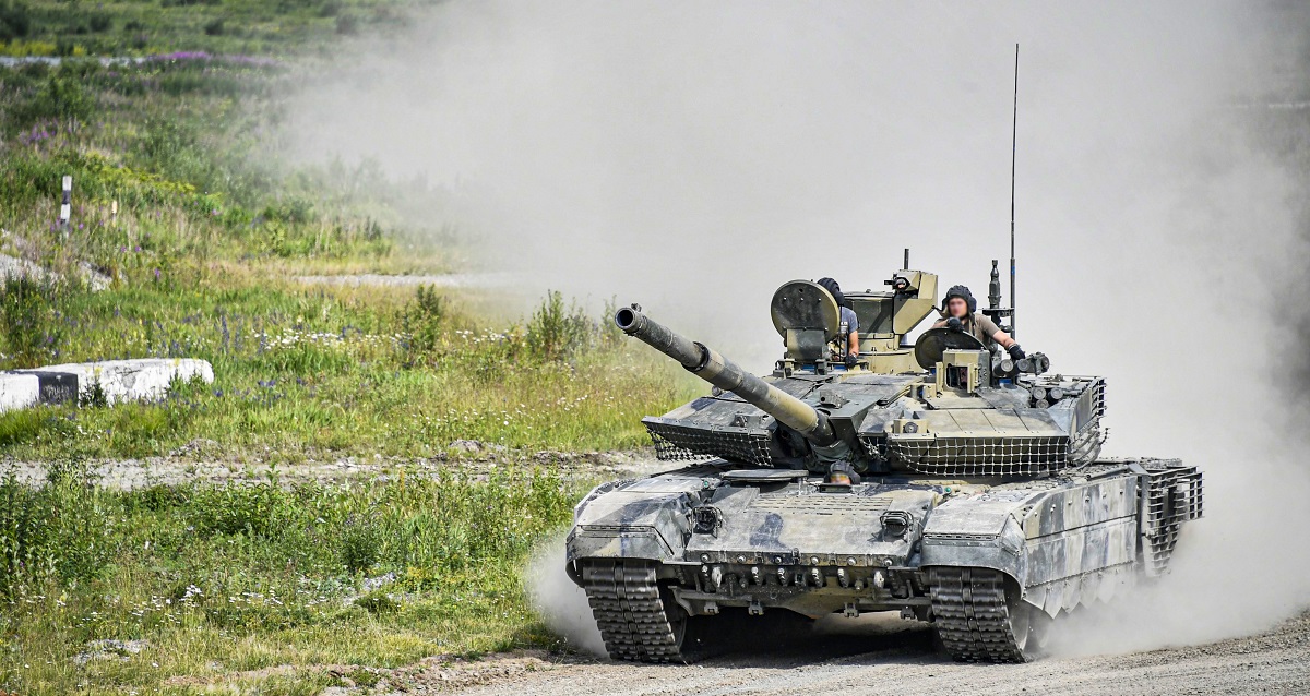 Pansaret i Rysslands uppgraderade stridsvagn T-90M, värt upp till 5 miljoner USD, börjar falla isär efter att ha träffats av en granat