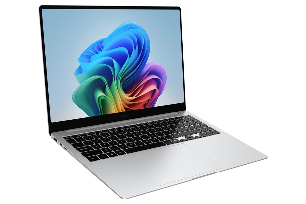 Samsung Galaxy Book 5 Pro ligger på bordet