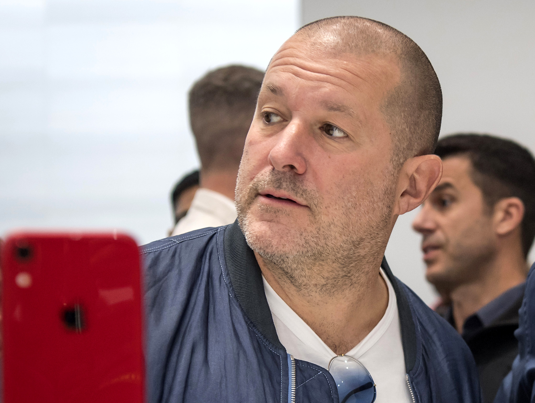 Jony Ive och Sam Altman arbetar på AI-enheter med iPhones designchef