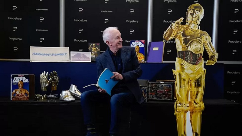 Huvudet av C-3PO från Star Wars-filmsagan såldes på auktion för 843 000 dollar. Skådespelaren Anthony Daniels, som spelade rollen som droiden, gjorde sig av med en samling ikonisk rekvisita-2