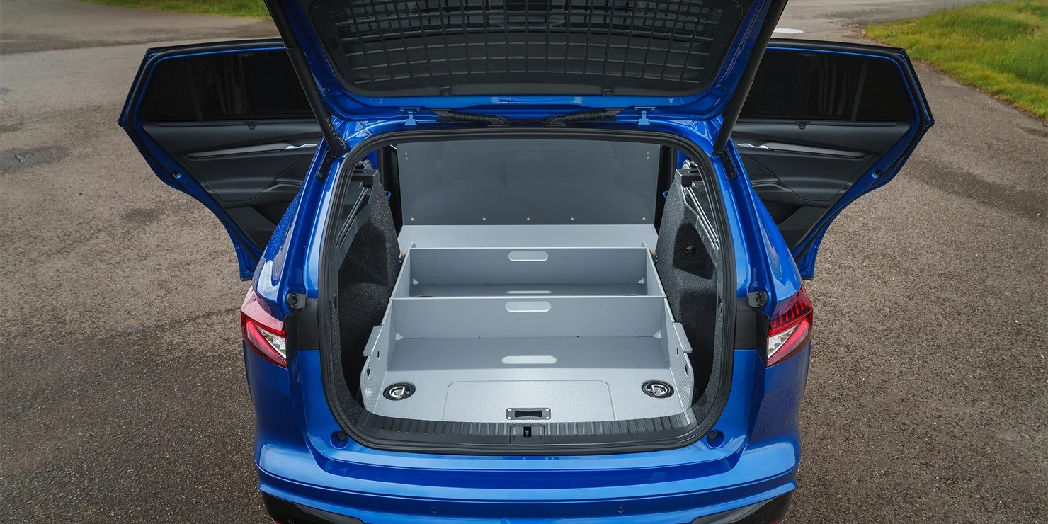 Enyaq Cargo fack Enyaq Cargo med styv partition vägg