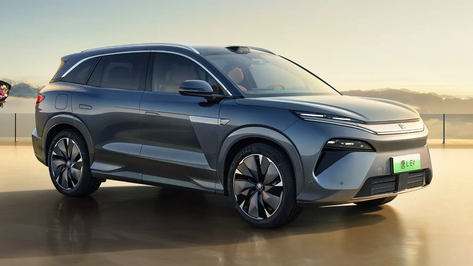 BYD Han L elbil i rörelse