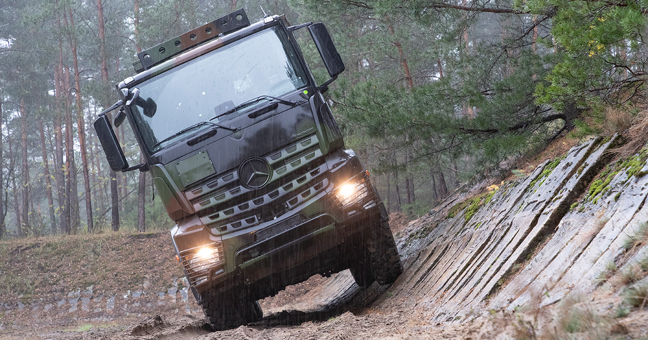 Mercedes-Benz Arocs lastbil i kamouflage.