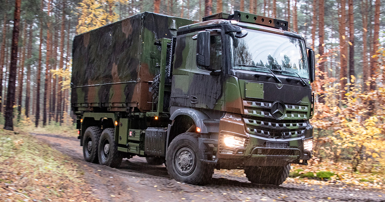 Mercedes-Benz Arocs lastbil med militärutrustning.