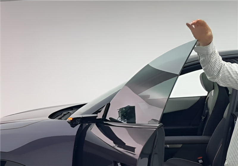 Mazda EZ-60 inredning med bred skärm