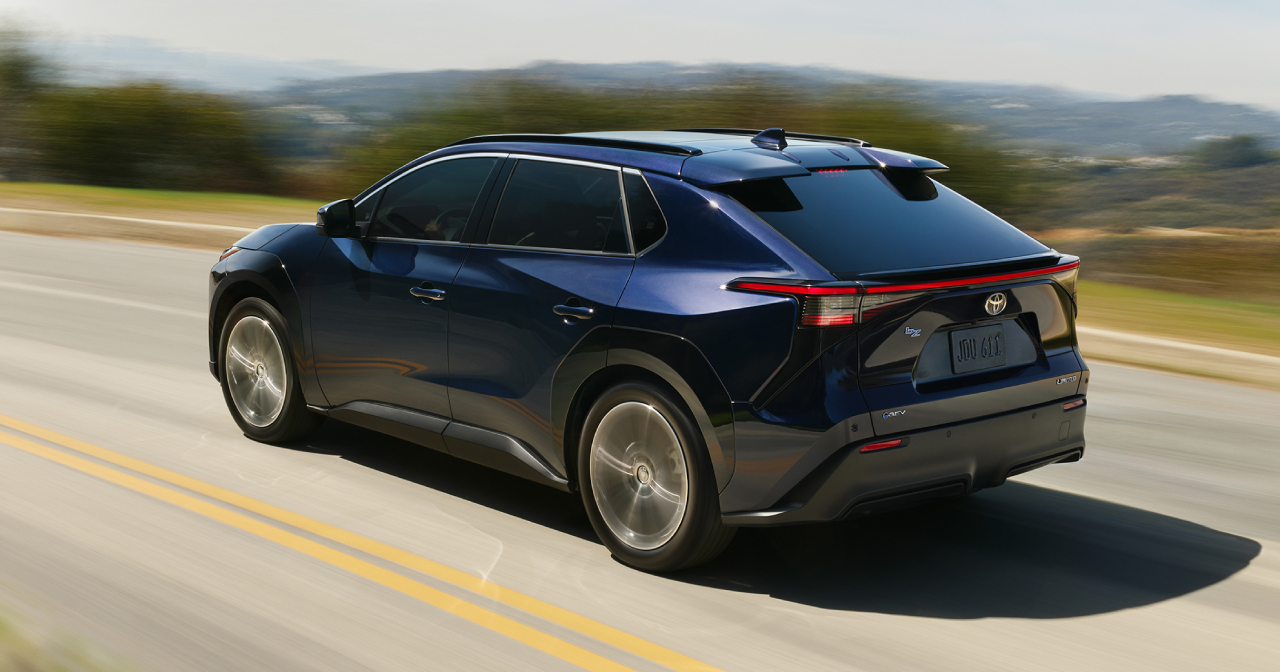 Bakvy av den uppdaterade Toyota bZ