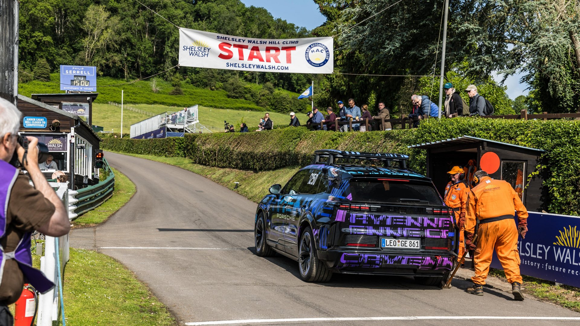 Gabriela Jilkova kör en elektrisk Cayenne.