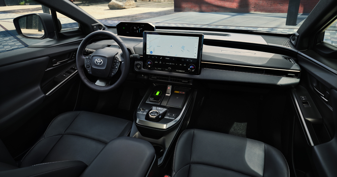 Interiör av den uppfräschade Toyota bZ