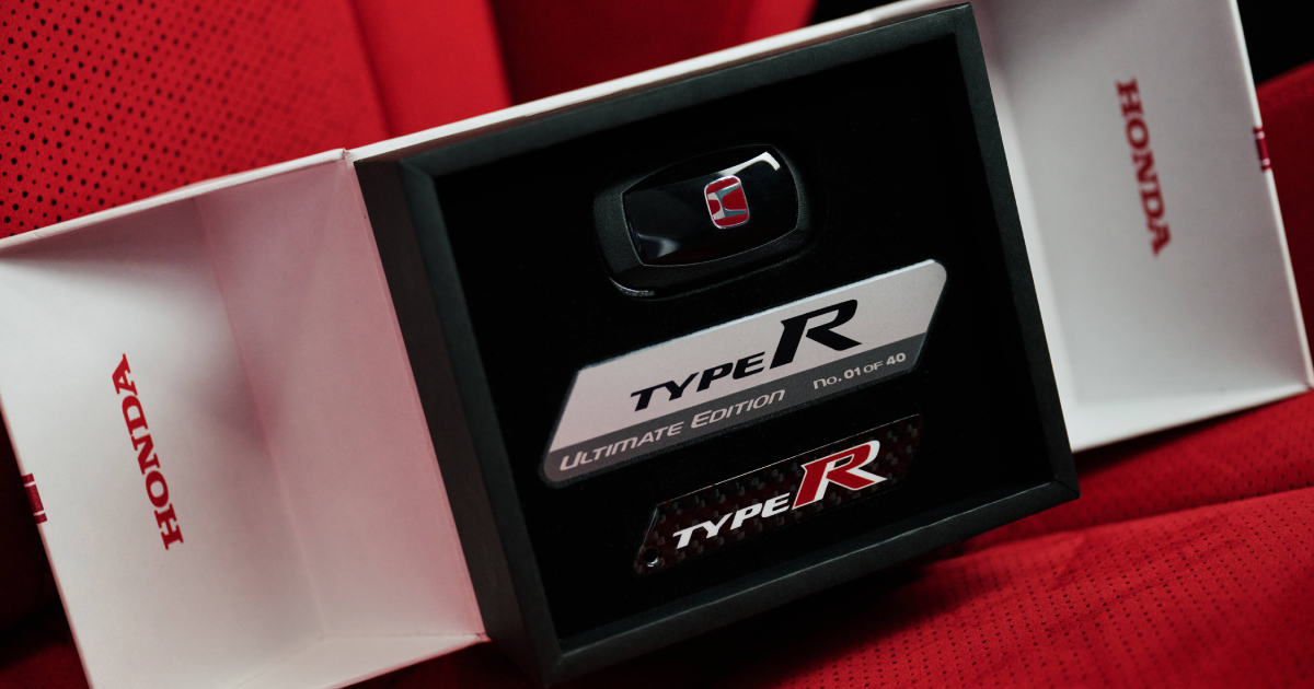 Type R-logotypprojektor på framdörrarna av Honda Civic Type R Ultimate Edition