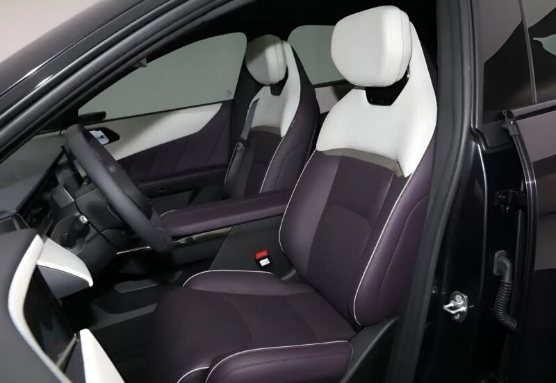 Stilig inredning av Mazda EZ-60 crossoverfordon