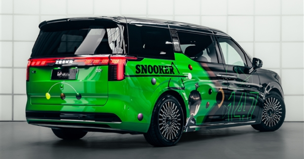 Svart och grön Zeekr 009.