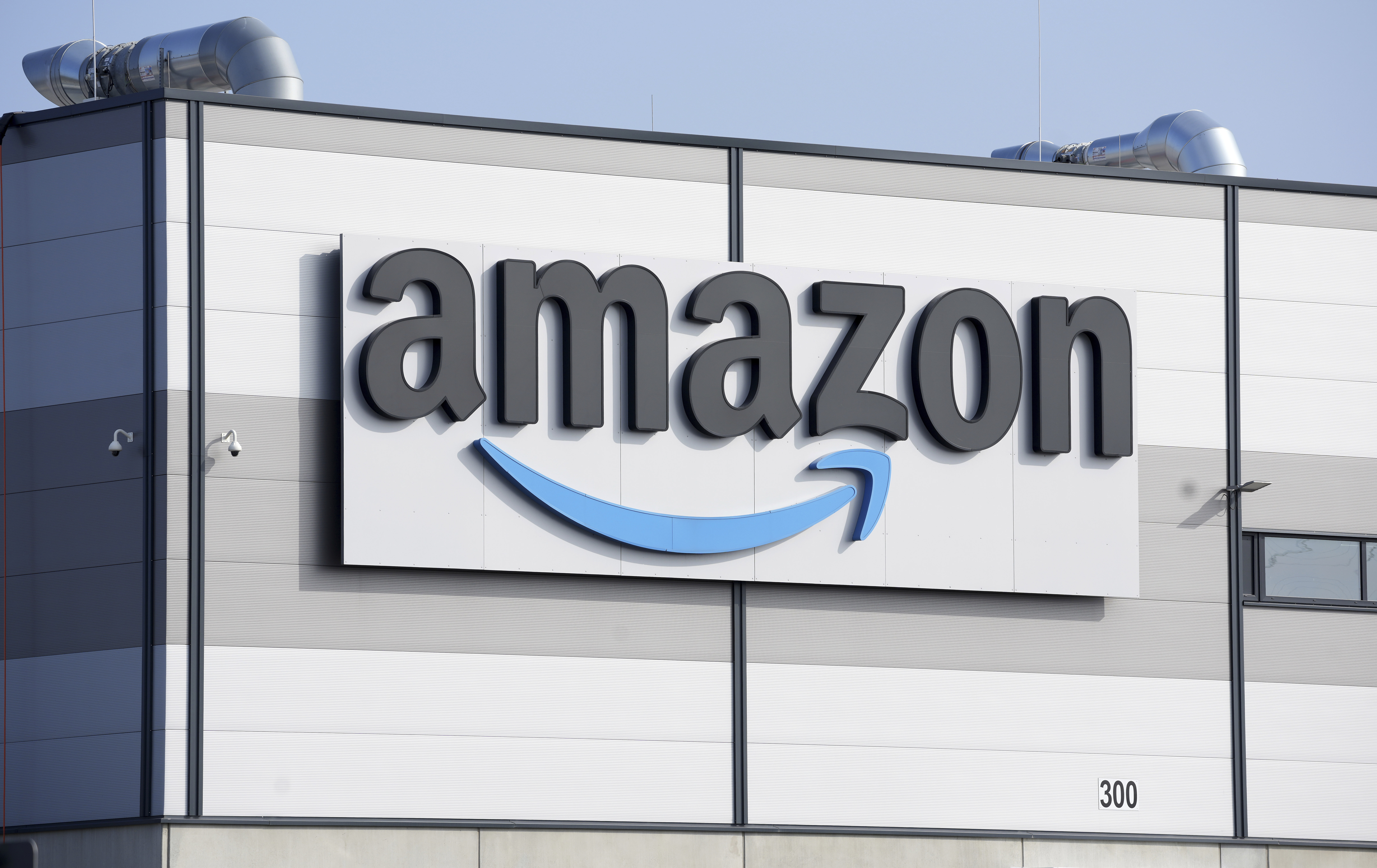 Amazon har infört AI-drivna robotar i sina lager som snabbar upp orderhanteringen med 25 procent